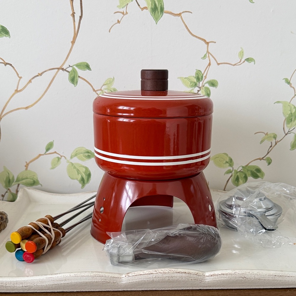 Mid Century 70s Sienna Brown Porcelain Enamel Fondue Set with Accessories - NEW - Picture 1 of 15